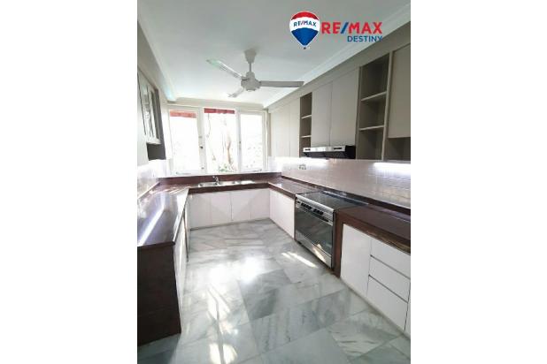 Newly Renovated house is located in a compound in Cipete area
