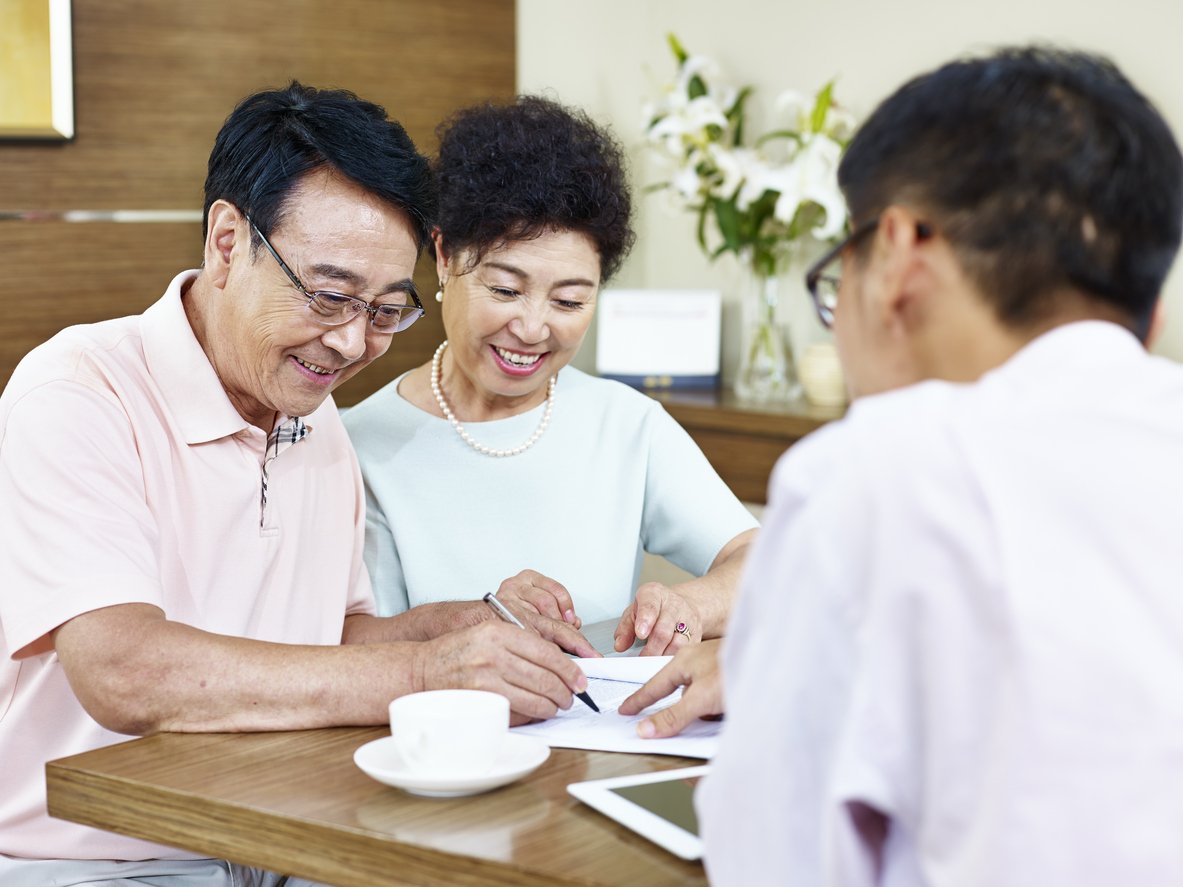 Retiree sselling older flat