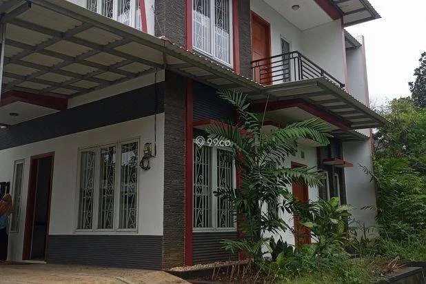 Rumah baru rapi tak jauh dari pusat kota