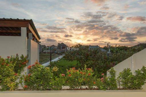 Homey Villa with Spacious Garden at Kerobokan, Close to Petitenget