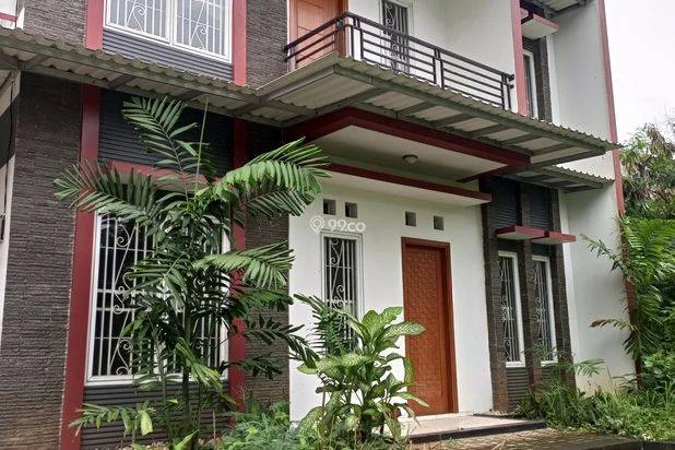 Rumah baru rapi tak jauh dari pusat kota