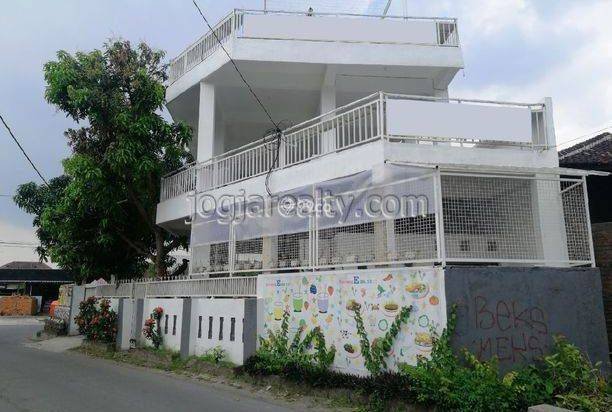 Ruang Usaha di Kragilan Sinduadi Mlati Sleman Yogyakarta Bagus Sekali