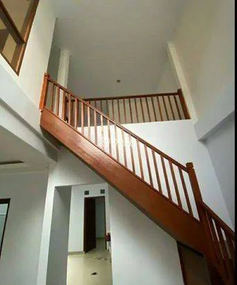 Rumah disewakan 2 Lantai Bagus SHM di Setraduta Cemara
