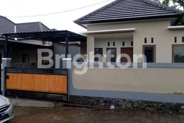 RUMAH MODERN MINIMALIS DI AREA PERUMAHAN MEWAH DI TJAMPUHAN, GIANYAR