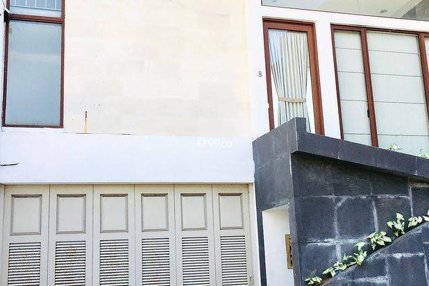 RUMAH MEWAH 3 LANTAI DI DAERAH ELITE RENON