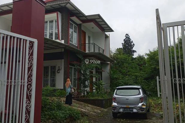 Rumah baru rapi tak jauh dari pusat kota