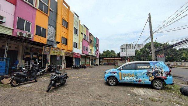 Disewakan Ruko Jl Raya Ciluar Sebrang Komplek Brimob, sederet dengan Hokben