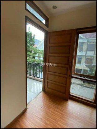 Rumah disewakan 2 Lantai Bagus SHM di Setraduta Cemara
