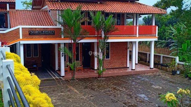 Rumah 3 Lantai Bagus Furnished Sertifikat Hak Milik di Bogor
