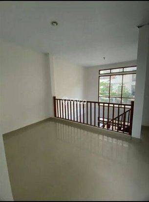 Rumah disewakan 2 Lantai Bagus SHM di Setraduta Cemara