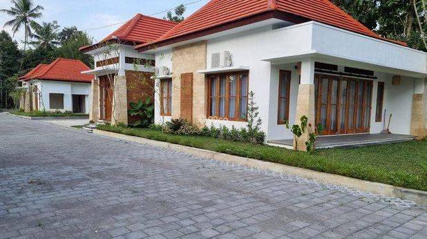 RUMAH BESAR TANAH LUAS HARGA MURAH DI MAGELANG