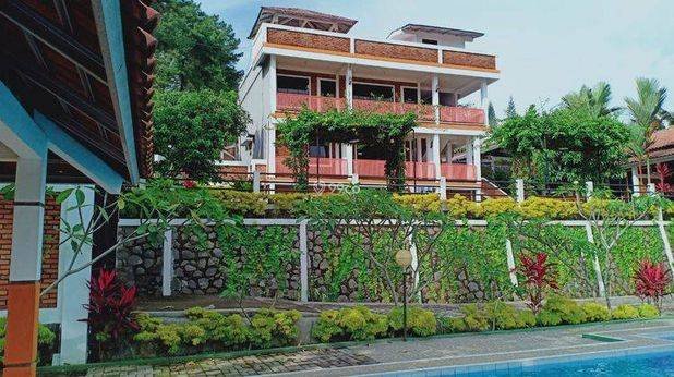 Rumah 3 Lantai Bagus Furnished Sertifikat Hak Milik di Bogor