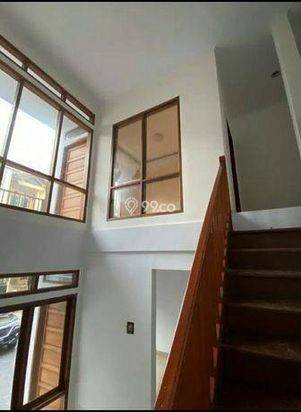 Rumah disewakan 2 Lantai Bagus SHM di Setraduta Cemara