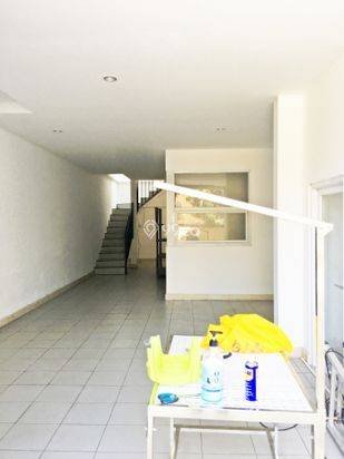 RUMAH MEWAH 3 LANTAI DI DAERAH ELITE RENON
