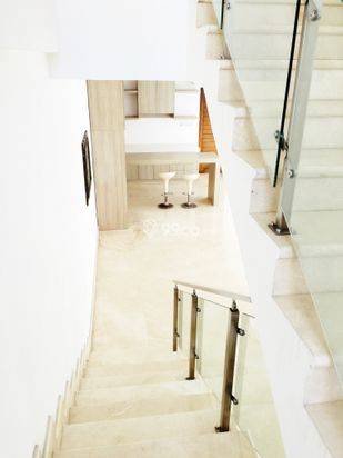 RUMAH MEWAH 3 LANTAI DI DAERAH ELITE RENON