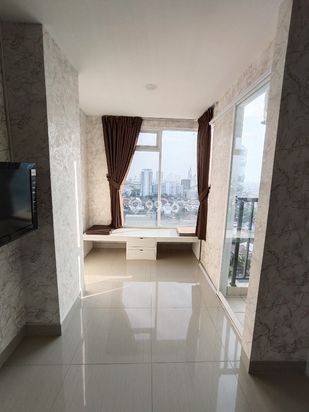 Homey Apartement with Balcony, Fully Furnished Di T Plaza