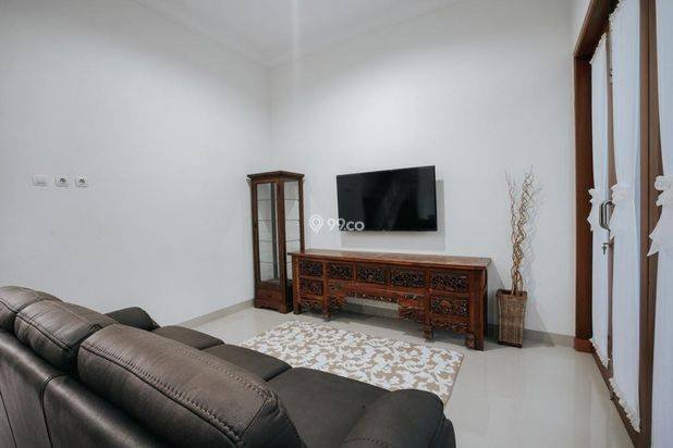 Rumah Kolam Renang Jl DAMAI, Sewa 5KT 2Lantai@ Jakal Kaliurang