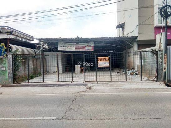 Gudang pinggir jalan dekat BKR dan Soekarno Hatta