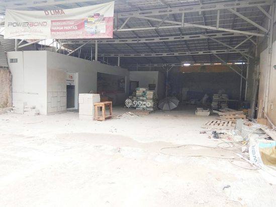 Gudang pinggir jalan dekat BKR dan Soekarno Hatta