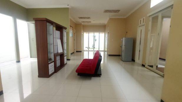 Disewakan Rumah + Kantor/Butik Mewah Baru, Surabaya 110jt/thn Disewakan Rumah + Kantor/Butik Mewah Baru, Surabaya 110jt/thn