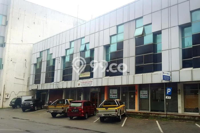 LOKASI STRATEGIS! Ruko Disewakan di Pelita, Luas 250m², Area Komersial LOKASI STRATEGIS! Ruko Disewakan di Pelita, Luas 250m², Area Komersial