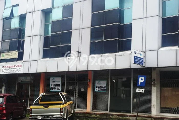 LOKASI STRATEGIS! Ruko Disewakan di Pelita, Luas 250m², Area Komersial LOKASI STRATEGIS! Ruko Disewakan di Pelita, Luas 250m², Area Komersial