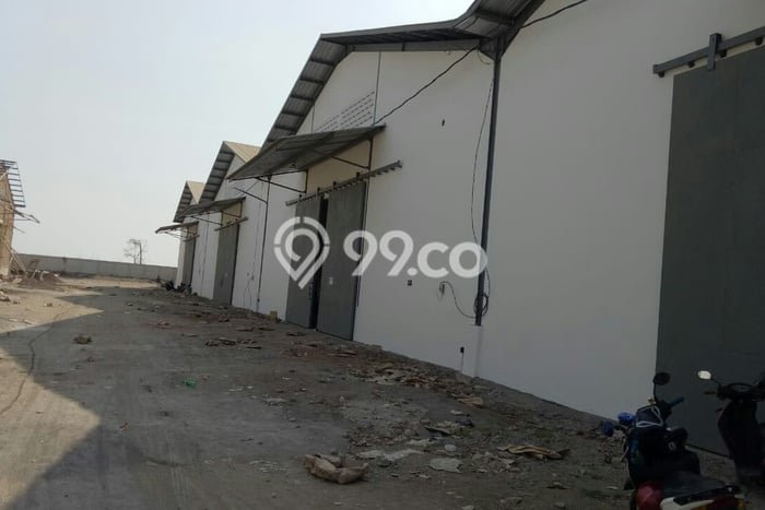 Unit Gudang Disewakan di Margomulyo di Area Ramai & Strategis Unit Gudang Disewakan di Margomulyo di Area Ramai & Strategis