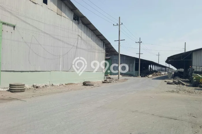 Unit Gudang Disewakan di Margomulyo di Area Ramai & Strategis Unit Gudang Disewakan di Margomulyo di Area Ramai & Strategis