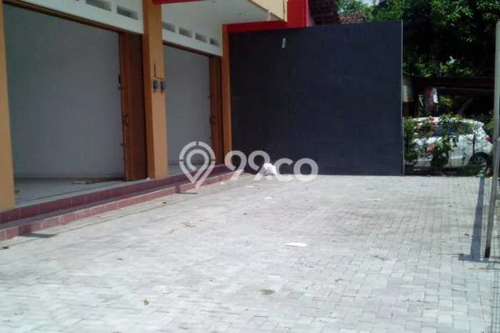 Ruko baru tepi jalan utama cocok utnuk apotik, toko, kantor dekat UTY Ruko baru tepi jalan utama cocok utnuk apotik, toko, kantor dekat UTY