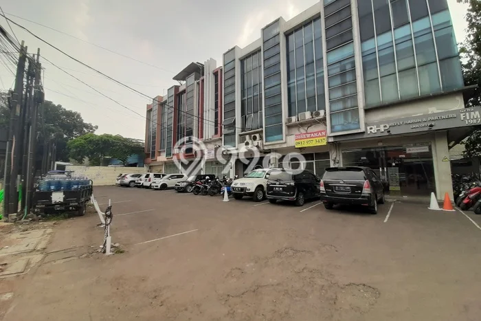 Ruko Disewa di Jakarta Selatan dengan LB 210m2 Area Komersial Ramai Ruko Disewa di Jakarta Selatan dengan LB 210m2 Area Komersial Ramai
