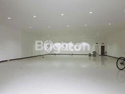 RUMAH USAHA COCOK UNTUK SHOWROOM MAUPUN KANTOR RUMAH USAHA COCOK UNTUK SHOWROOM MAUPUN KANTOR
