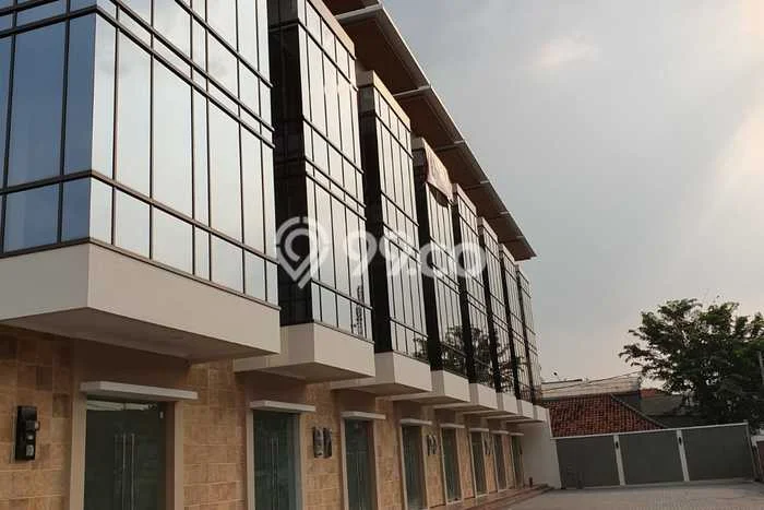 Disewakan Ruko di Kawasan Ramai Cawang Luas 245m2 Disewakan Ruko di Kawasan Ramai Cawang Luas 245m2