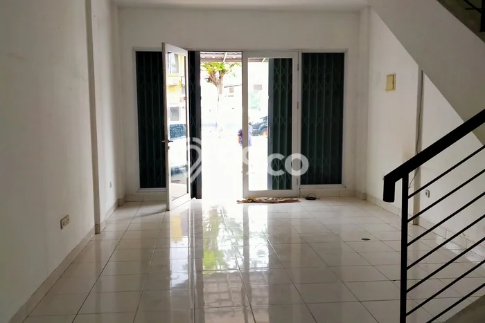Ruko Kawasan Bisnis Kawasan Legenda Wisata, Luas 96m², For Rent, Siap Pakai Ruko Kawasan Bisnis Kawasan Legenda Wisata, Luas 96m², For Rent, Siap Pakai