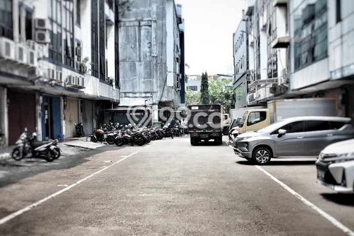 Ruko Dijual di Jakarta Barat LT 68m2 & LB 272m2 Lokasi Terbaik! Ruko Dijual di Jakarta Barat LT 68m2 & LB 272m2 Lokasi Terbaik!