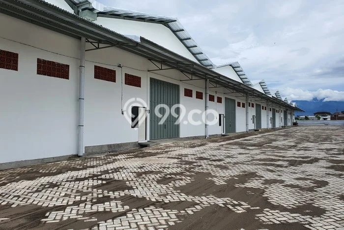 HARGA SPESIAL! Gudang di Ajung, Luas 336m2m², Jalan Utama HARGA SPESIAL! Gudang di Ajung, Luas 336m2m², Jalan Utama