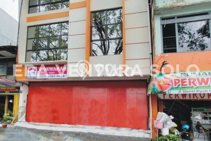 Unit Ruko Paling Strategis di Pasar Kliwon Surakarta dengan LB 200m2 Unit Ruko Paling Strategis di Pasar Kliwon Surakarta dengan LB 200m2