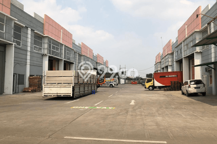 AREA TERSIBUK! Gudang Kawasan Pasar Kemis, Luas 306m², Kawasan Komersial AREA TERSIBUK! Gudang Kawasan Pasar Kemis, Luas 306m², Kawasan Komersial
