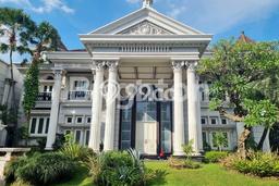 Rumah Luxury Modern Tanpa Renovasi di Pakuwon Indah Surabaya Rumah Luxury Modern Tanpa Renovasi di Pakuwon Indah Surabaya