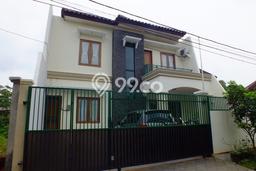 Rumah LT 200m² / LB 240m² Pemandangan Gunung di Jombang, Tangerang Rumah LT 200m² / LB 240m² Pemandangan Gunung di Jombang, Tangerang