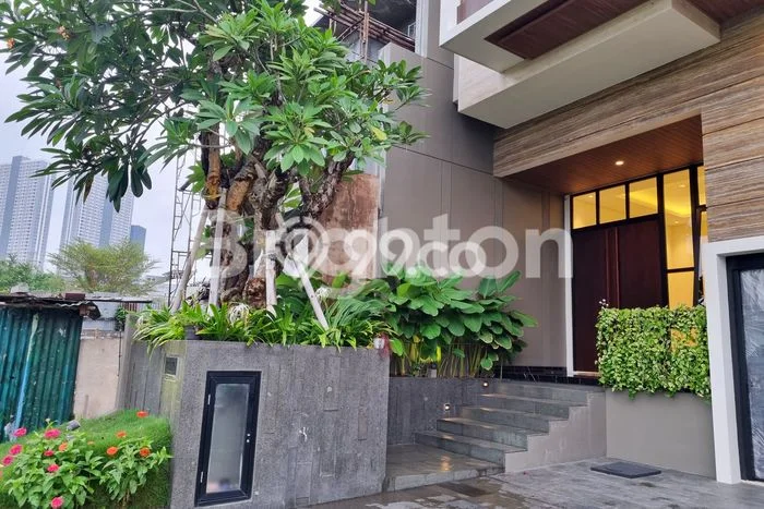 Hunian Elit LB 350m2 Siap Huni Desain Elegan di Pakuwon Indah, Surabaya Hunian Elit LB 350m2 Siap Huni Desain Elegan di Pakuwon Indah, Surabaya