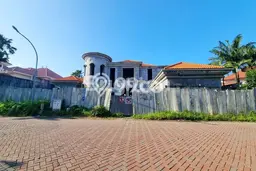 Rumah Elit Modern Tanpa Renovasi di Graha Surabaya Rumah Elit Modern Tanpa Renovasi di Graha Surabaya