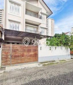 Rumah Nyaman 5 KT Luas Tanah 287m² di Kebon Jeruk, Jakarta Barat Rumah Nyaman 5 KT Luas Tanah 287m² di Kebon Jeruk, Jakarta Barat