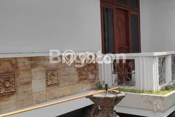 Rumah Elit LB 300m2 Siap Pakai Desain Elegan di Dharma Husada, Surabaya Rumah Elit LB 300m2 Siap Pakai Desain Elegan di Dharma Husada, Surabaya