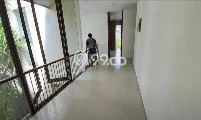 Jual Rumah Mewah Elegan Dengan View Eksklusif di Babatan, Surabaya Jual Rumah Mewah Elegan Dengan View Eksklusif di Babatan, Surabaya