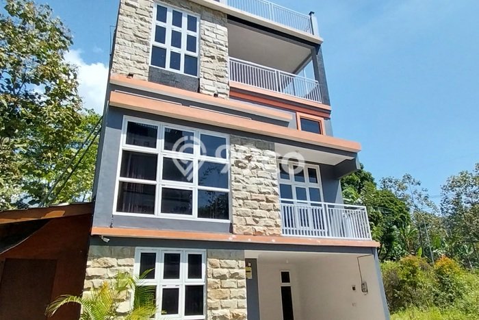 Rumah Strategis Modern Lb 199m2 di Batu, Batu Rumah Strategis Modern Lb 199m2 di Batu, Batu