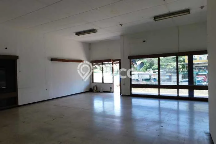 Lokasi strategis! Rumah siap pakai disewakan di Semarang Selatan LB 450m2 Lokasi strategis! Rumah siap pakai disewakan di Semarang Selatan LB 450m2