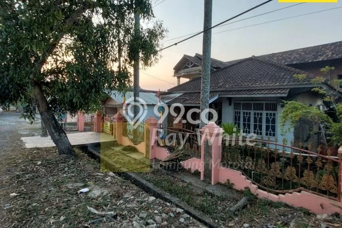 Dijual Rumah 5 Kamar Lokasi Ideal Bagus dan Strategis di Metro Barat Dijual Rumah 5 Kamar Lokasi Ideal Bagus dan Strategis di Metro Barat