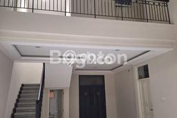 For Sale! Premium House LT 240m2 Desain Modern di Mayjen Sungkono For Sale! Premium House LT 240m2 Desain Modern di Mayjen Sungkono