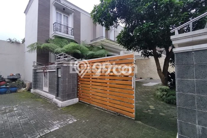 Hunian Elit LB 980m2 Siap Pakai Desain Elegan di Sawojajar, Malang Hunian Elit LB 980m2 Siap Pakai Desain Elegan di Sawojajar, Malang