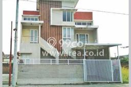 Rumah Terawat di Gentan, Solo, LT 137m², LB 155m² Rumah Terawat di Gentan, Solo, LT 137m², LB 155m²